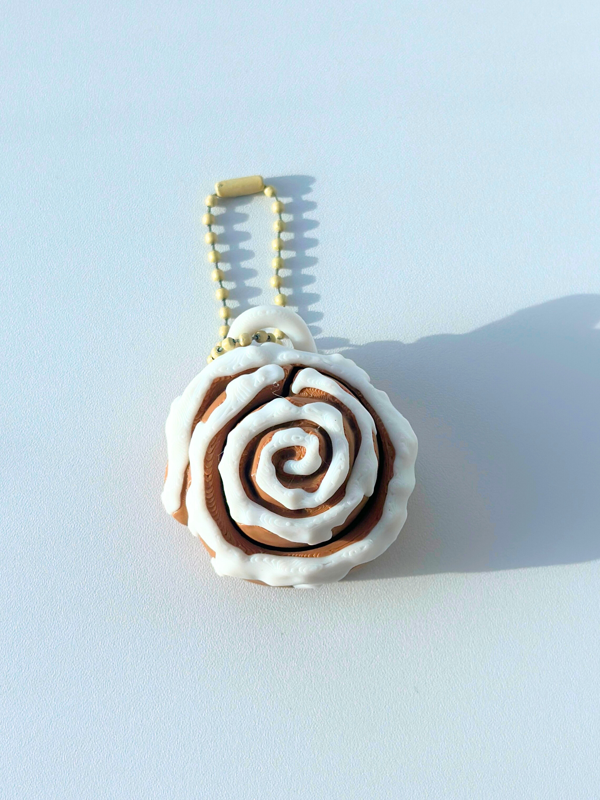 3D Printed Cinnamon Roll Clicker Keychain – Fidget Toy in Classic & Rainbow Pink Variants