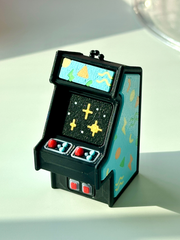 Geometric Retro Arcade Clicky Pal – cream 3D printed mini arcade cabinet clicker keychain with gold line-art and a pixel-trophy screen | Dubai 3D Printing